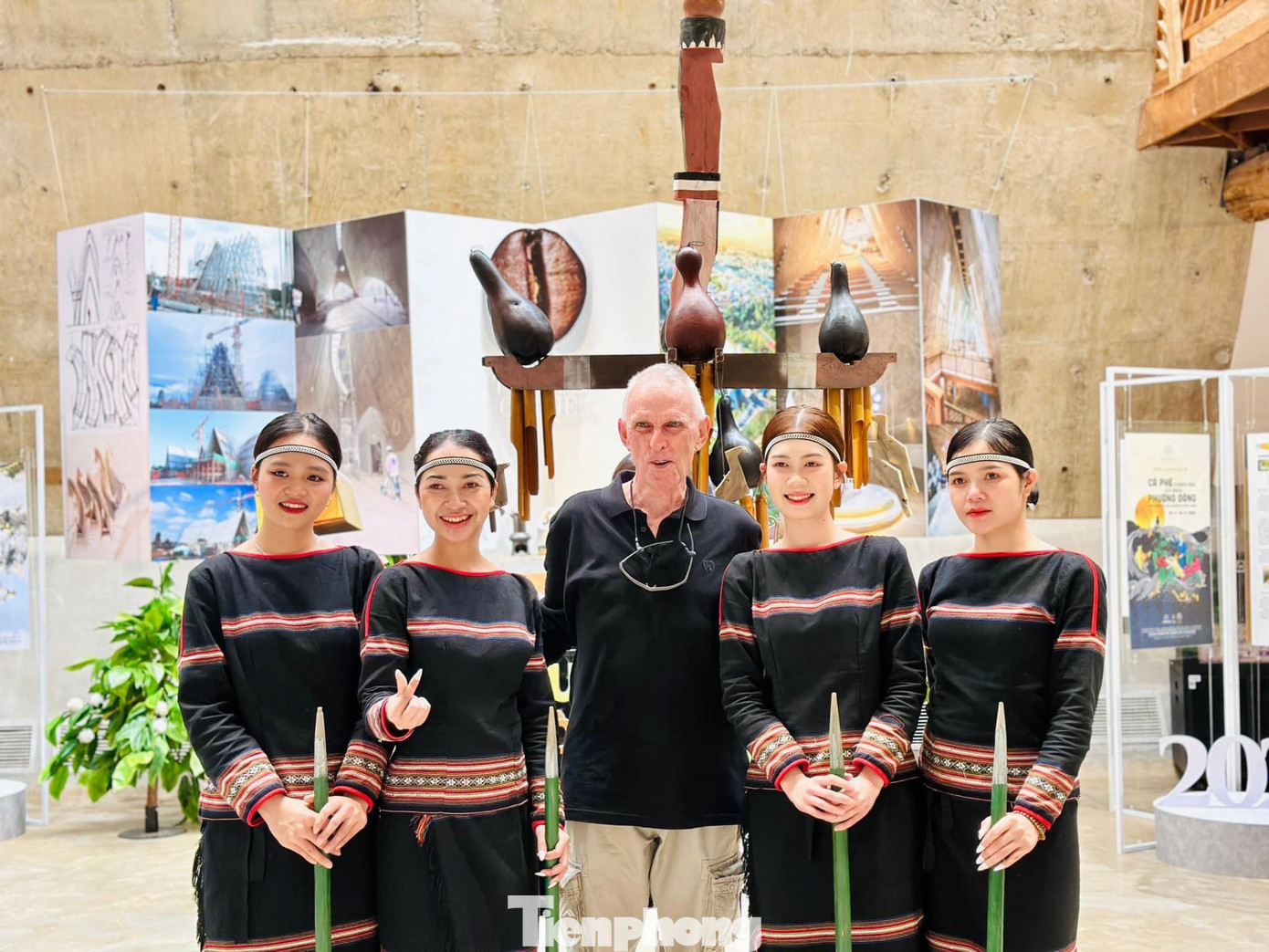 Du khách nước ngoài chụp ảnh lưu niệm với các nghệ sĩ biểu diễn