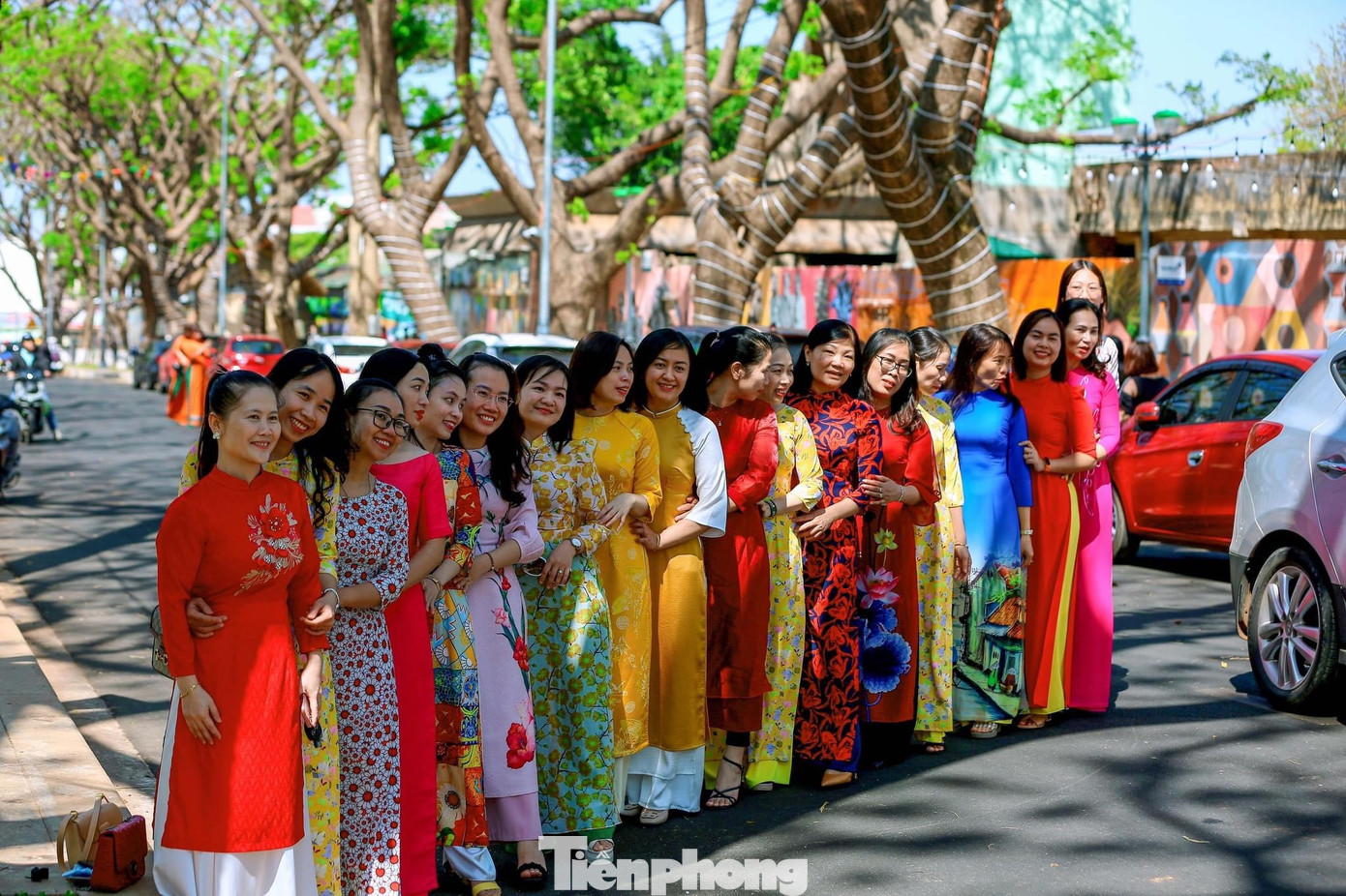 Nhóm khách du lịch mặc áo dài truyền thống chụp ảnh tại đường Phan Đình Giót