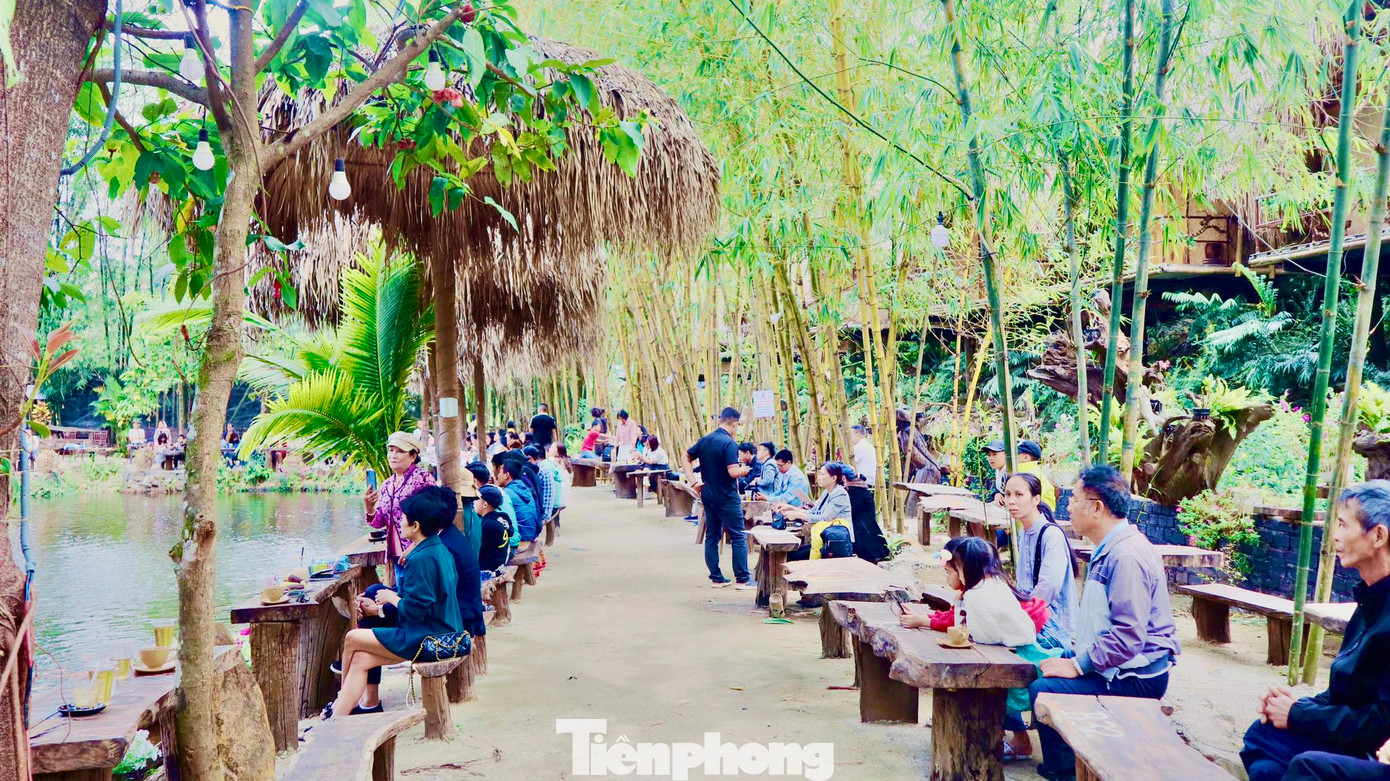 Khu du lịch sinh thái Đầu Nguồn ở buôn Ako Dhông đông nghịt khách