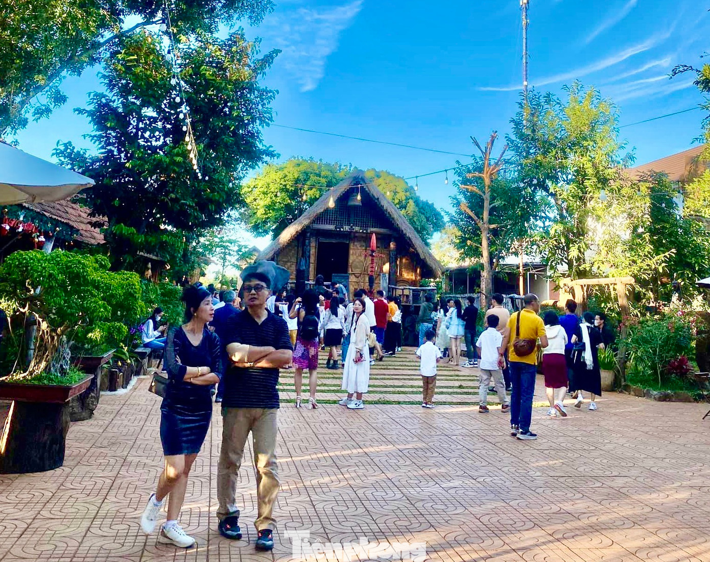 Du khách xếp hàng để vào tham quan nhà dài