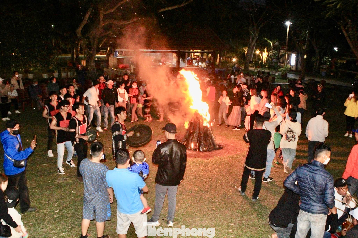 Khách du lịch nhảy, múa cùng đội cồng chiêng tại Khu du lịch sinh thái cộng đồng Kotam Khách du lịch nhảy, múa cùng đội cồng chiêng tại Khu du lịch sinh thái cộng đồng Kotam