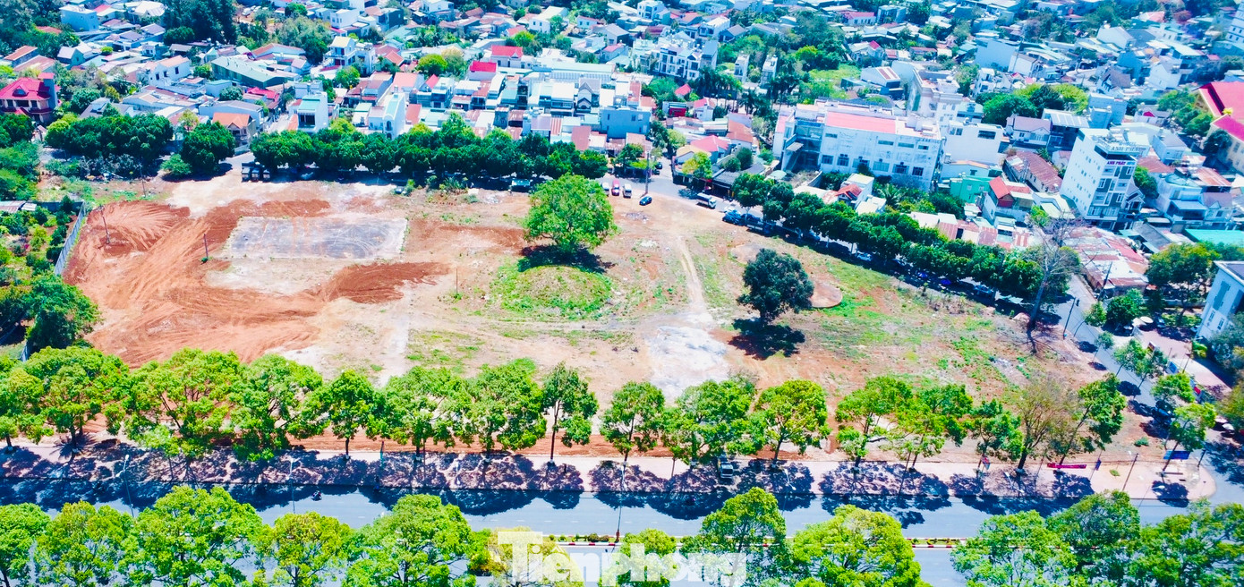 Khu vực bỏ hoang nhiều năm chuẩn bị xây dựng Công viên Nguyễn Tất Thành Khu vực bỏ hoang nhiều năm chuẩn bị xây dựng Công viên Nguyễn Tất Thành