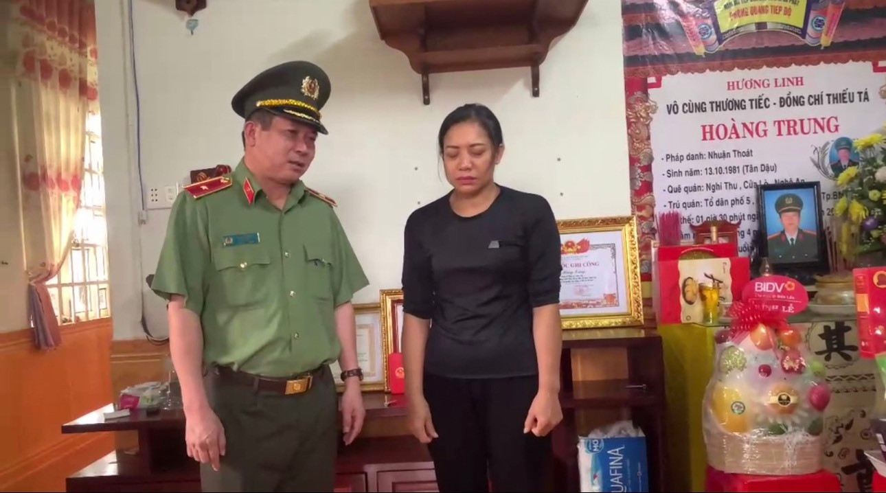 Thiếu tướng Đinh Văn Nơi thăm hỏi, động viên gia đình liệt sĩ Hoàng Trung