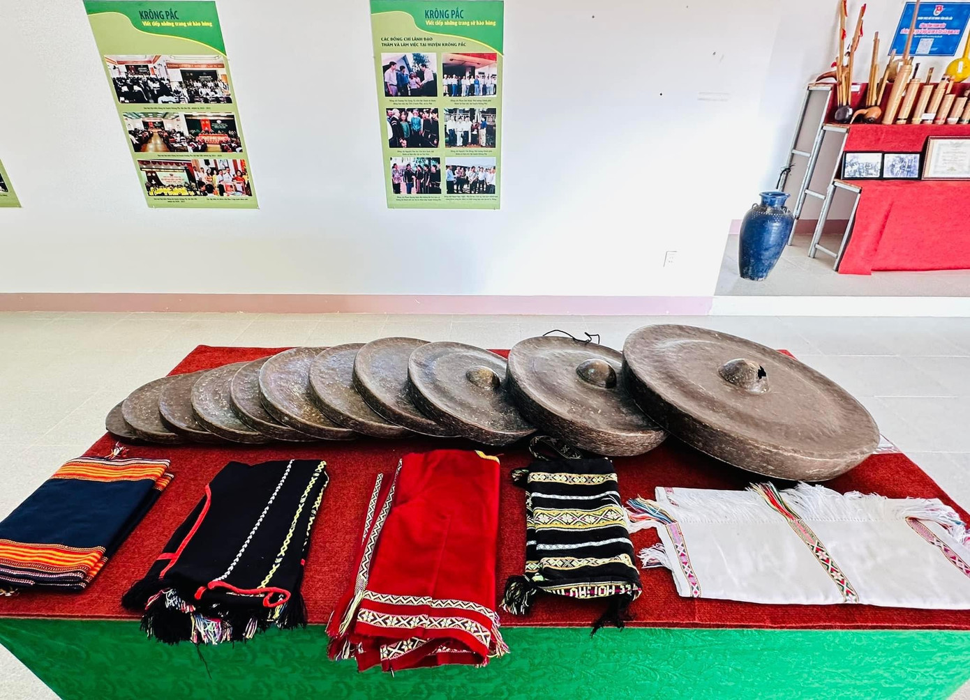 Trang phục, cồng chiêng; khèn, ché rượu cũng được trưng bày tại đây.