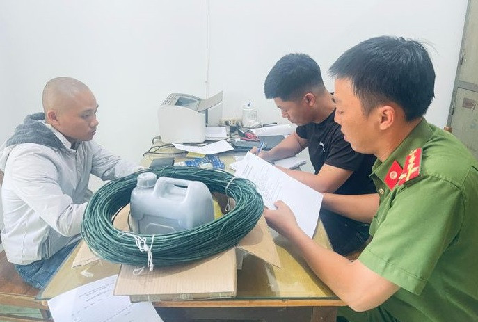 Đối tượng Cường cùng tang vật tại cơ quan công an