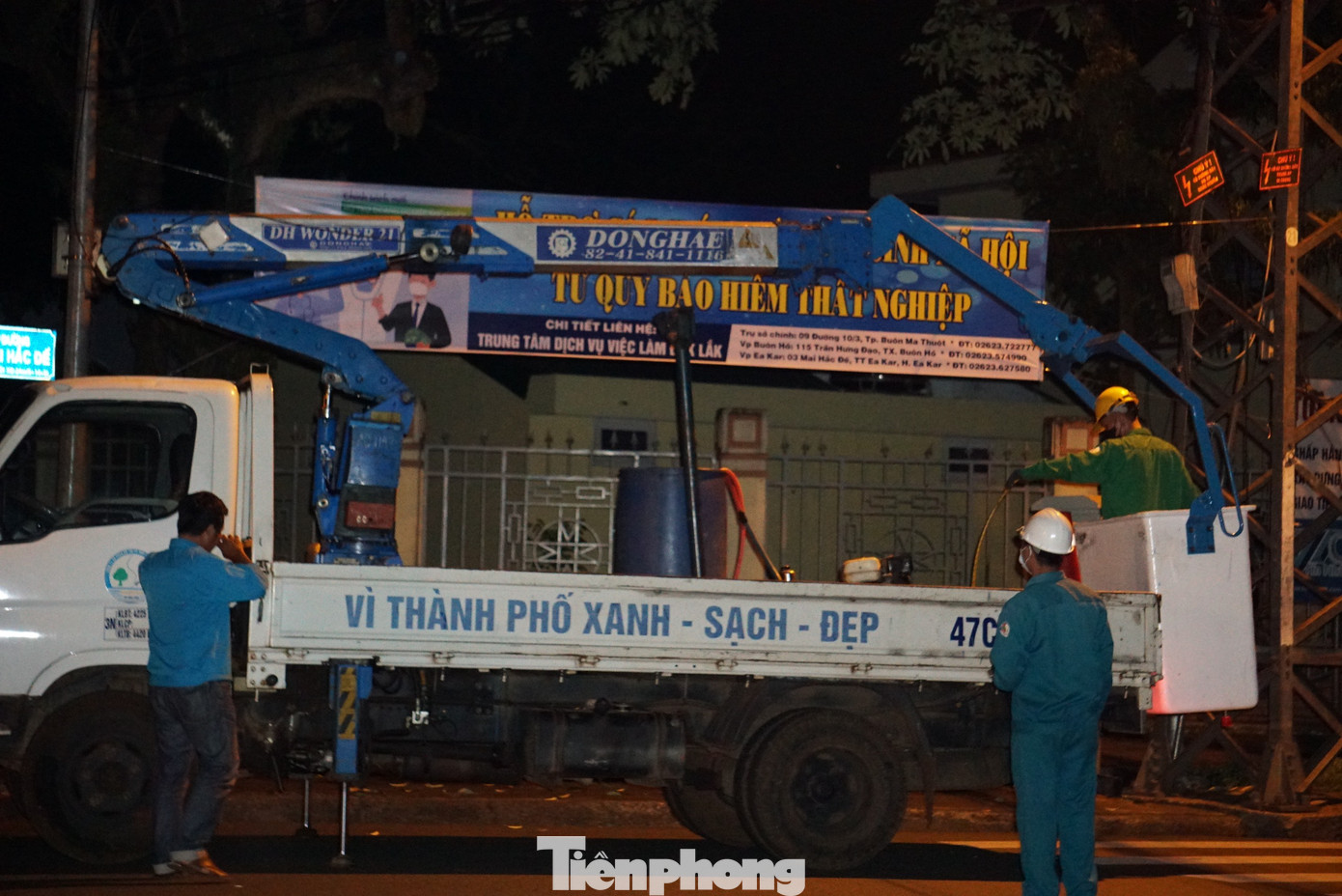 Sau khi xác định được nguyên nhân khiến 180 cây hoa sữa trên địa bàn TP Buôn Ma Thuột (Đắk Lắk) đồng loạt bị héo lá, khô cành do sâu, Cty CP Đô thị và Môi trường Đắk Lắk đã chỉ đạo cán bộ, nhân viên phun thuốc trừ sâu.