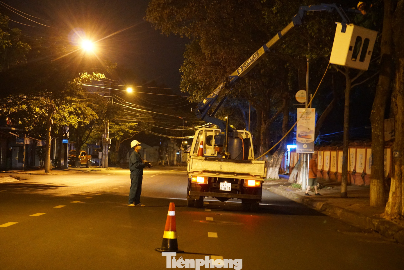 Để đảm bảo an toàn phun thuốc ban đêm, nhân viên Cty CP Đô thị và Môi trường Đắk Lắk đặt biển cảnh báo cho người đi đường.