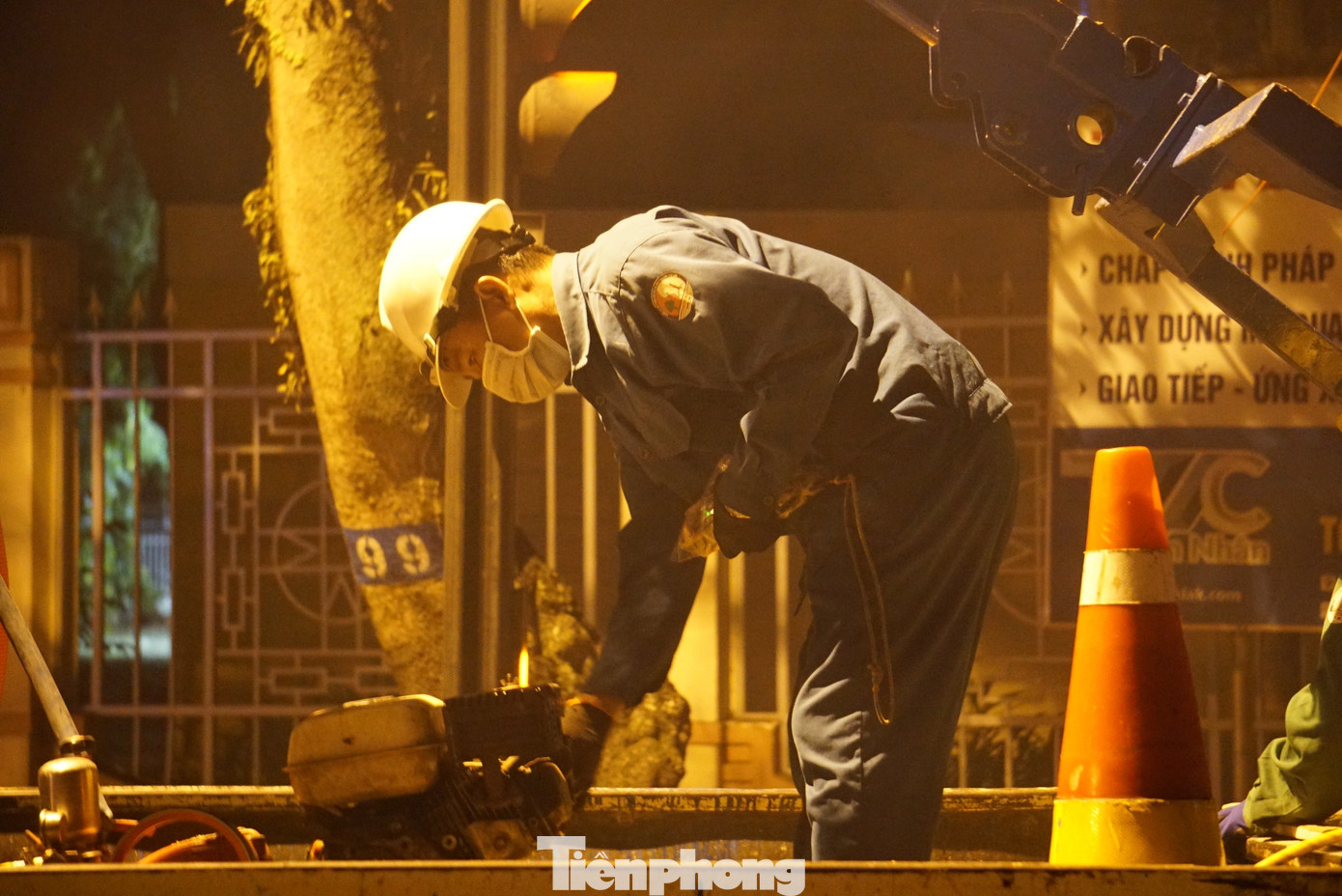 Trước khi phun, nhân viên Cty CP Đô thị và Môi trường Đắk Lắk kiểm tra máy móc