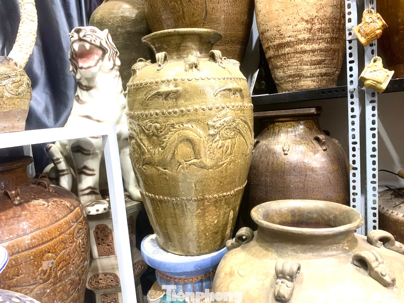 "Trong bộ sưu tập linh vật rồng, tôi ấn tượng với chiếc choé rượu cần đắp nổi 2 linh vật rùa, kỳ đà của người đồng bào Ê Đê. Trên choé còn có linh vật rồng đang bay. Đây là dòng choé Thượng được người Đồng Bào Tây Nguyên đặt làm ở Lái Thiêu khoảng thập niên 1940-1960", anh Luân cho biết thêm.