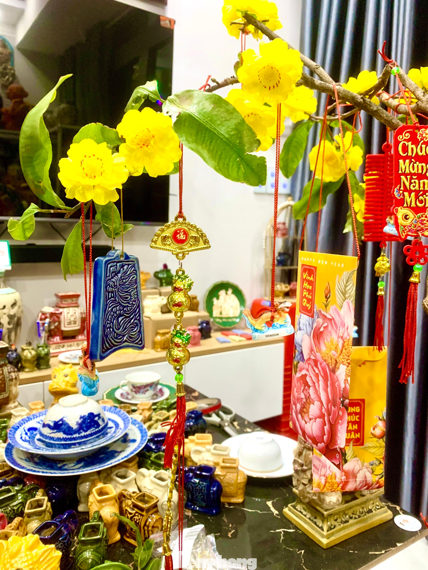 Tết Nguyên đán Giáp Thìn 2024, gia đình anh Luân rất vui khi được tiếp đón người dân, du khách ghé thăm Nhà Cổ Đại Ngàn để tham quan, chụp ảnh với bộ sưu tập linh vật rồng.