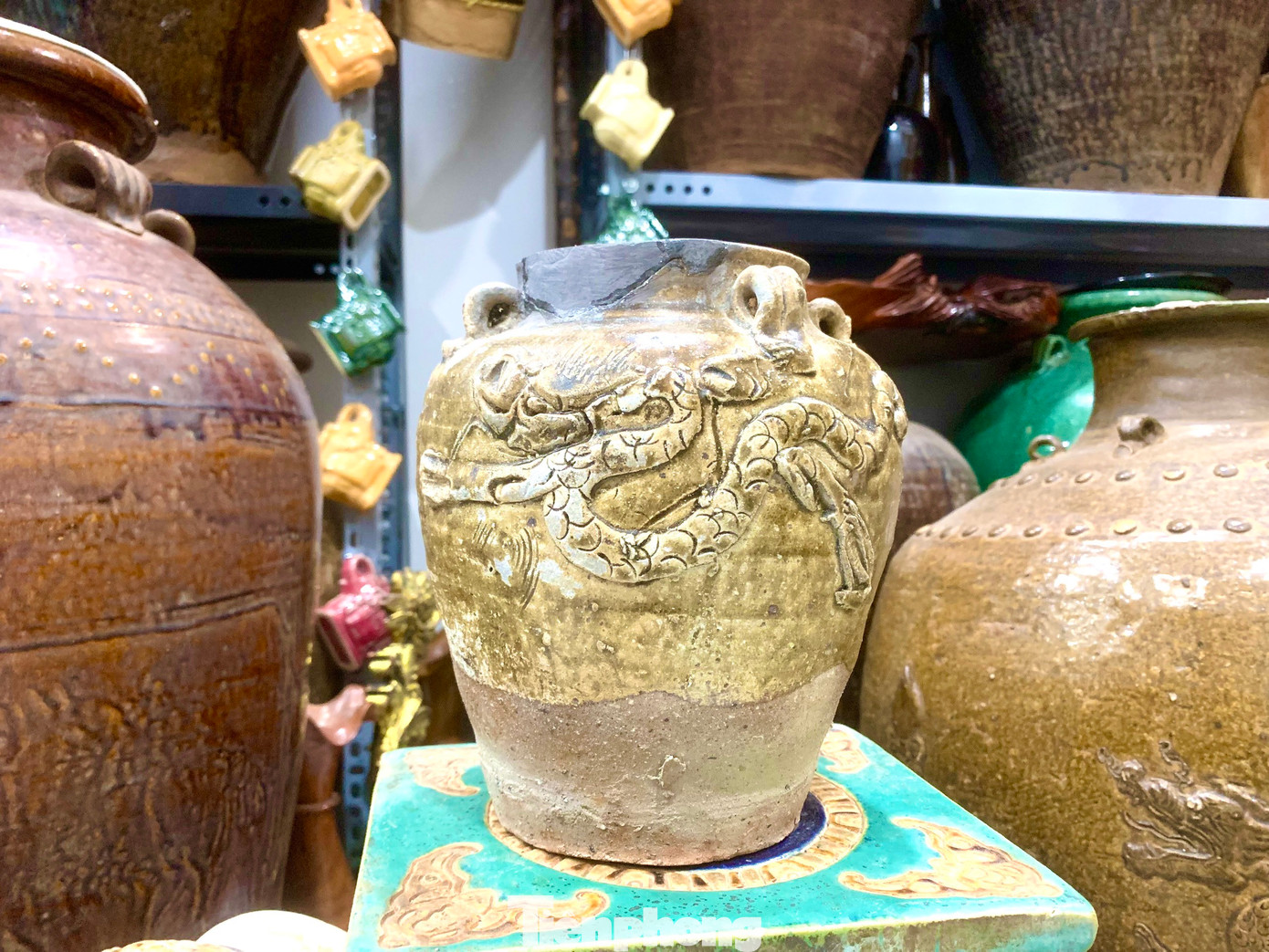 Theo anh Luân, chiếc choé gốm Gò Sành (được làm trong khoảng thế kỷ 13-15). Trên choé có đắp nổi linh vật rồng ở dân tộc Chăm. Choé được anh Luân sưu tầm ở Huế. Đây là choé rất quý hiếm, hiện chỉ có 1 cái duy nhất ở Việt Nam. Chiếc chóe còn lại trên thế giới có ở Bảo Tàng Hà Lan.