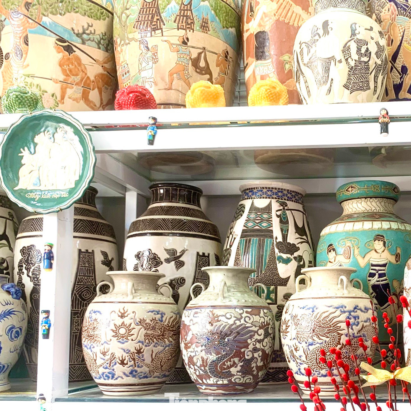 Anh Luân cho biết, từ năm 2013 đến nay, mình gắn bó với nghề sưu tập đồ cổ. Đến nay, anh Luân sở hữu gần 11.000 hiện vật, trong đó có bộ sưu tập hơn 40 linh vật rồng bằng gốm xưa từ thế kỉ 13 đến nay. Những linh vật rồng được trưng bày tại Nhà Cổ Đại Ngàn được làm bằng gốm Biên Hòa, Bình Dương... được anh thu thập, nhiều người bạn gửi tặng.