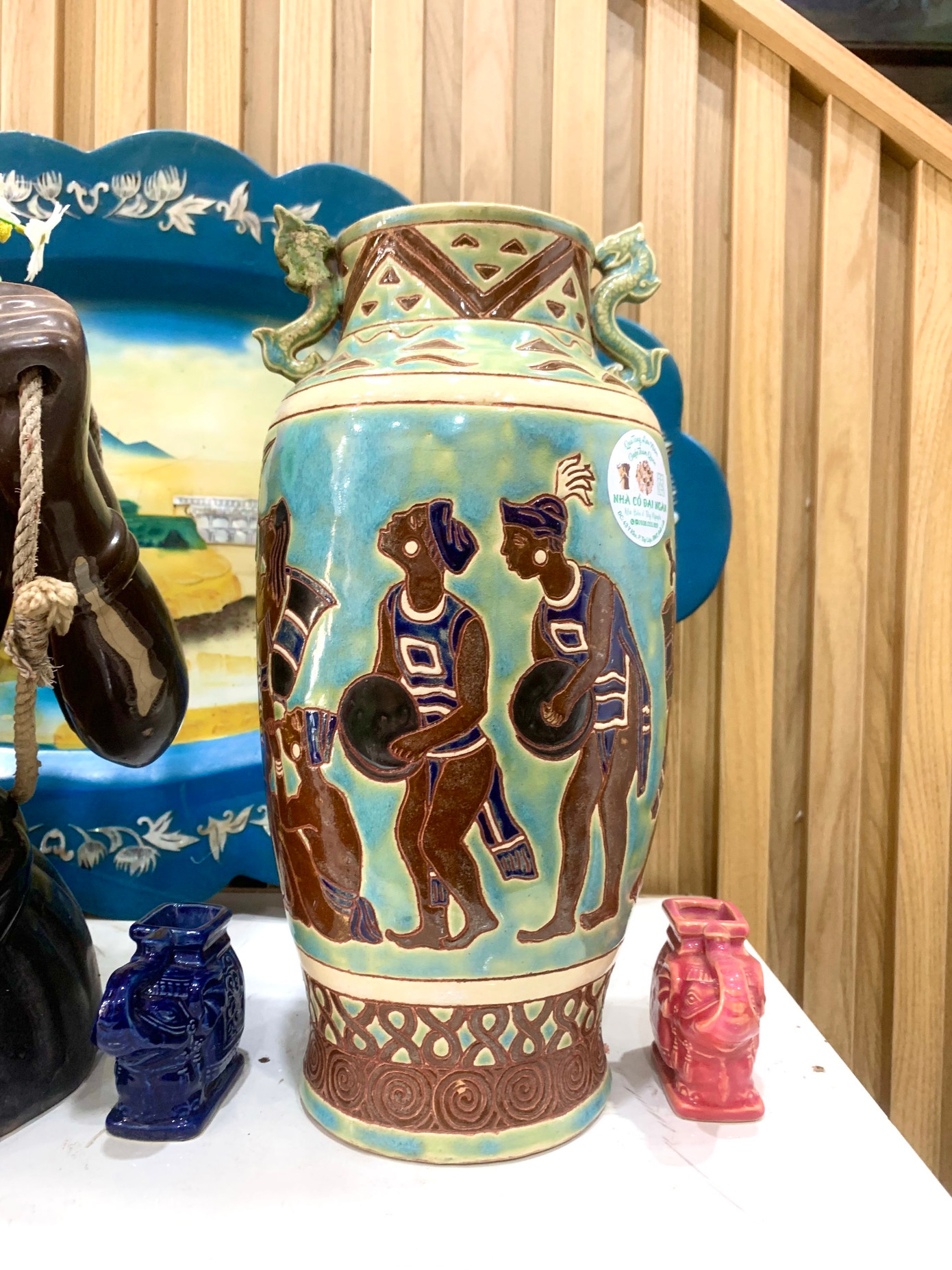 Chiếc bình biên hoà từ những năm 1950-1970. Đây là chiếc bình họa tiết về người dân Tây Nguyên có linh vật rồng thể hiện trên tai. Năm 2019, anh Luân sưu tập được chiếc bình này ở Pháp.