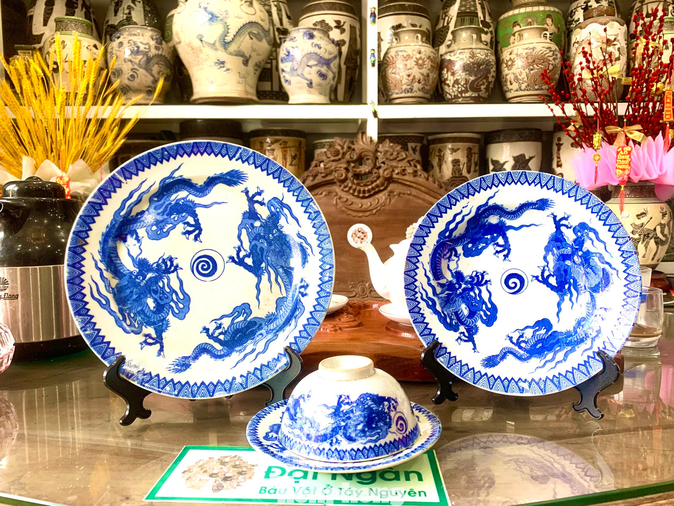 Bộ chén, đĩa có in hình linh vật rồng