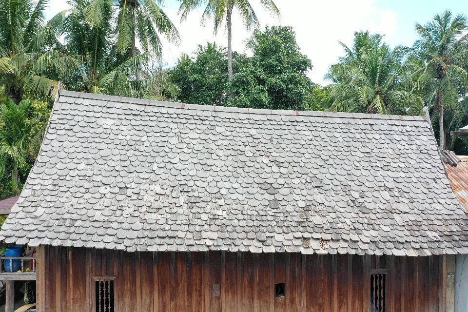 Ngôi nhà có mái được lợp bằng ngói gỗ. Để lợp phần mái, những người thợ đã phải công phu đẽo hàng chục nghìn miếng gỗ cà chít làm vật liệu lợp. Phần mái đã tiêu tốn khoảng 10 m3 gỗ cà chít. Năm 1954, một cây me cổ thụ cạnh nhà, đổ xuống làm sập gian phía trong. Đến nay, phần mái nhà đã được khôi phục lại nhưng căn nhà không còn bộ mái ngói gỗ nguyên bản.