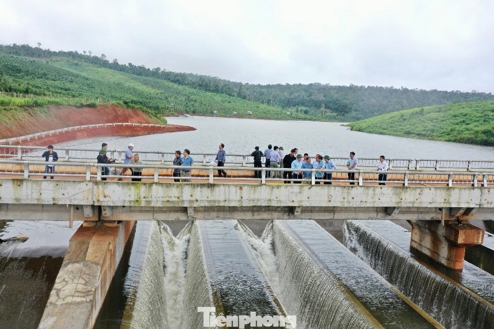 Đoàn Công tác cùng chuyên gia kiểm tra khu vực xả nước hồ Đắk N'Ting Đoàn Công tác cùng chuyên gia kiểm tra khu vực xả nước hồ Đắk N'Ting