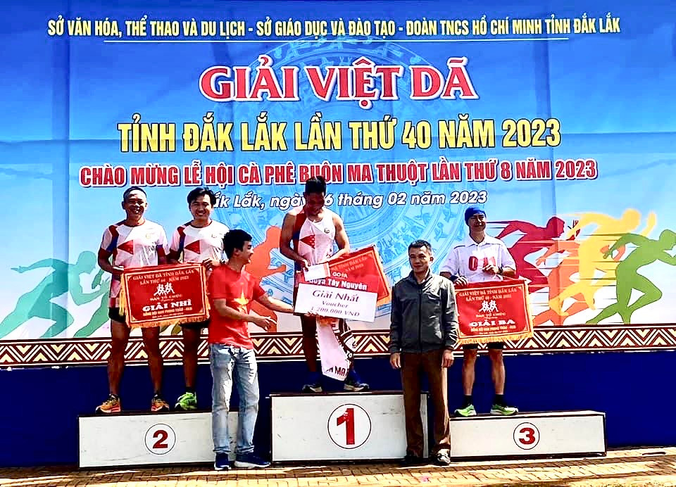 Trao giải cho các vận động viên tham dự cự ly 5km dành cho nam chính.