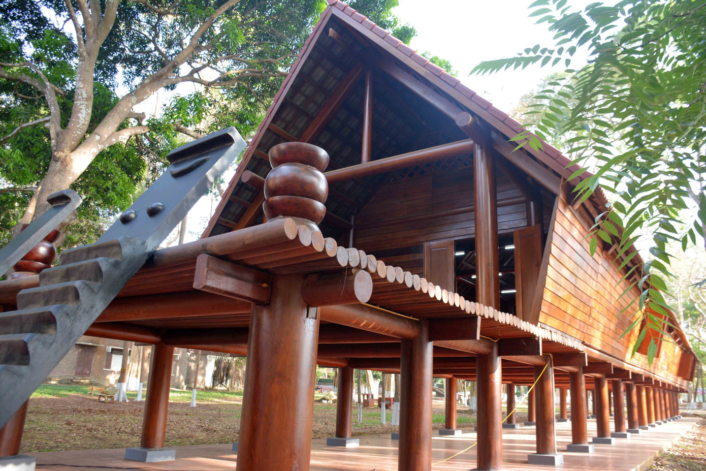 Nhà dài truyền thống của người Ê đê Nhà dài truyền thống của người Ê đê