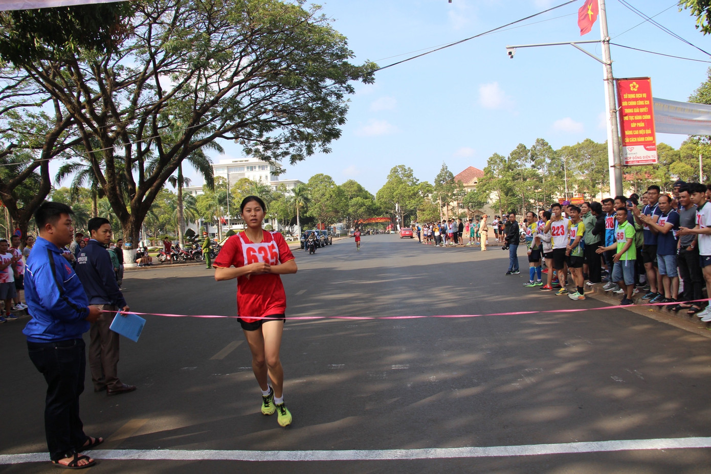 Vận động viên số áo 635 về đích đầu tiên cự ly 2km dành cho nữ trẻ.