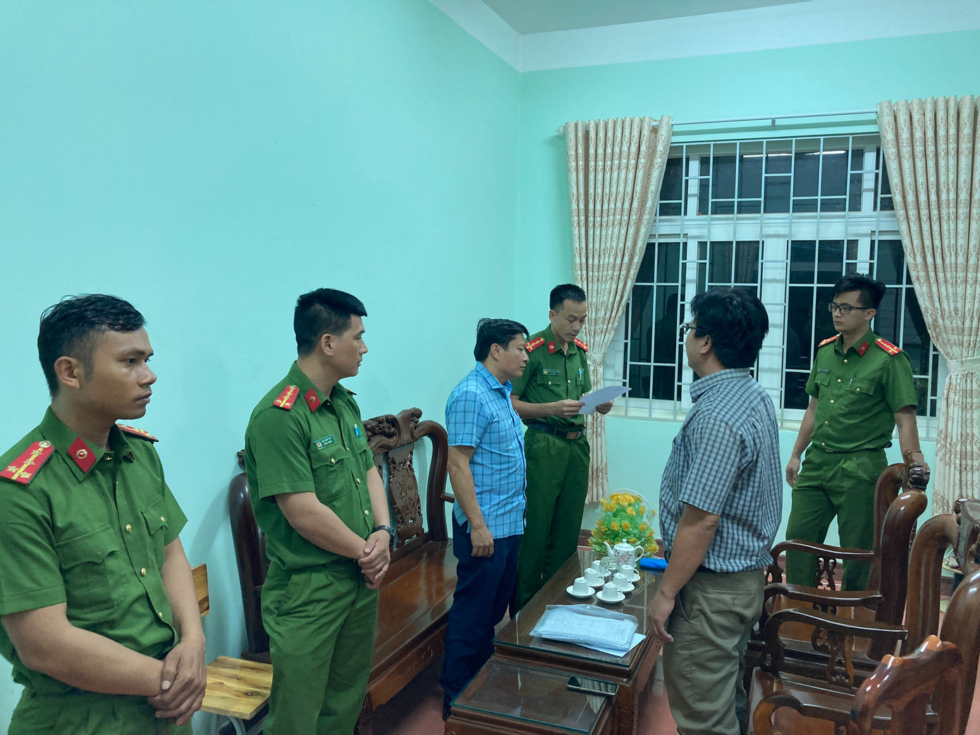 Công an tỉnh Đắk Nông thi hành lệnh bắt tạm giam với ông Nguyễn Phi Hùng (áo xanh, thứ 3, từ trái vào).