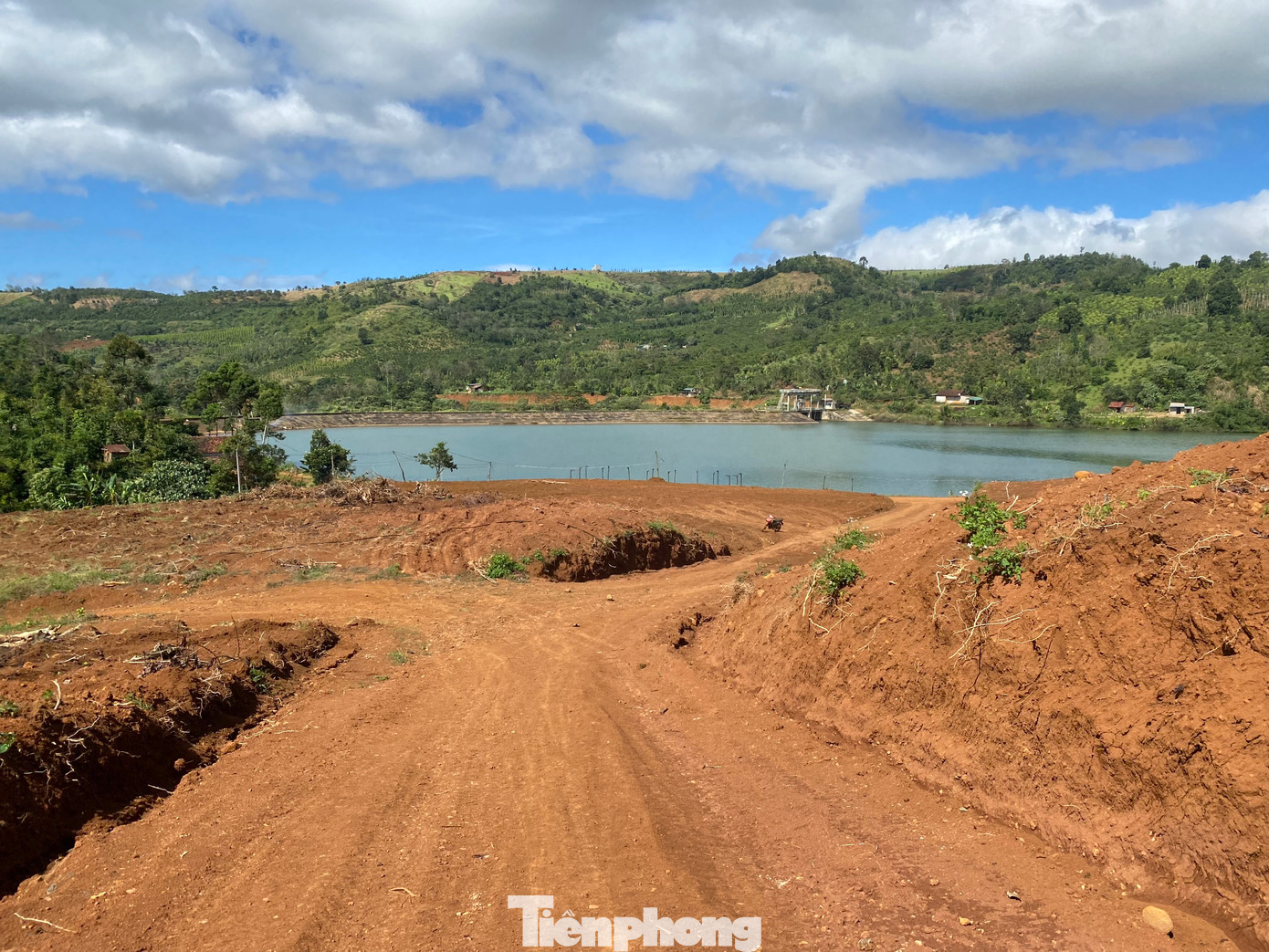Thực tế ghi nhận của chúng tôi, tại vị trí quảng cáo dự án, chủ đầu tư cho máy múc san gạt mặt bằng. UBND huyện Đắk Song cho biết, trên địa bàn không có dự án khu nghỉ dưỡng Đắk Xuân Home nào được cấp chủ trương xây dựng.