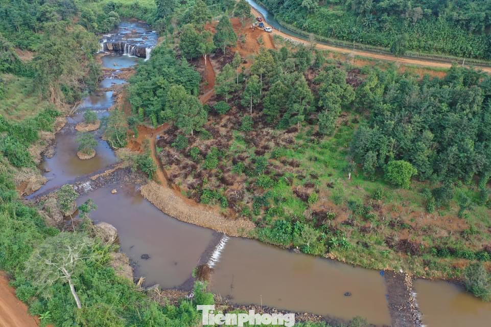 Theo UBND xã Trường Xuân, tại khu vực gần thác nước, có diện tích 4.000m2 cũng là đất trồng cây lâu năm, do bà Ngô Hoa Tiên Vy ở Bình Dương đứng tên, đã múc đất làm đường dài 100m, rộng 3m theo bậc tam cấp. Bà Vy đã làm sạch lòng suối, xếp đá có độ cao từ 0,3-0,5m để tích trữ nước