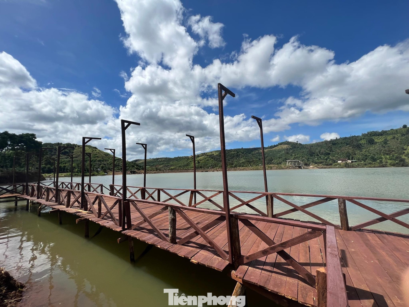 Ông Nguyễn Văn Đô - Chủ tịch UBND xã Trường Xuân - cho biết, chủ đầu tư dự án khu nghỉ dưỡng Đắk Xuân Home đã tự ý dựng cầu trên hồ chứa nước Đắk Rung 1.