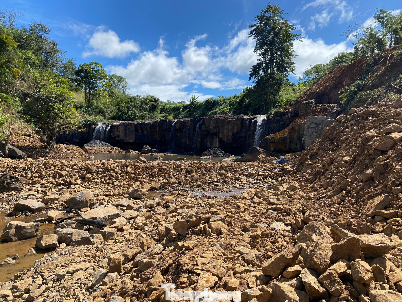 UBND xã Trường Xuân khẳng định, chính quyền địa phương đã yêu cầu chủ lô đất lên trụ sở làm việc, lập biên bản và khôi phục lại hiện trạng ban đầu khu vực thác nước, lòng suối.