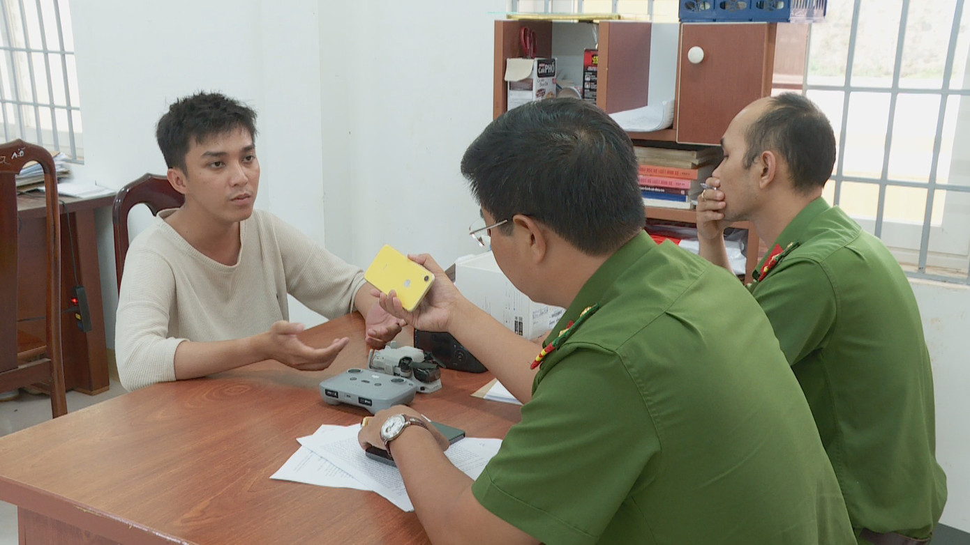 Đối tượng Tuấn tại cơ quan công an Đối tượng Tuấn tại cơ quan công an