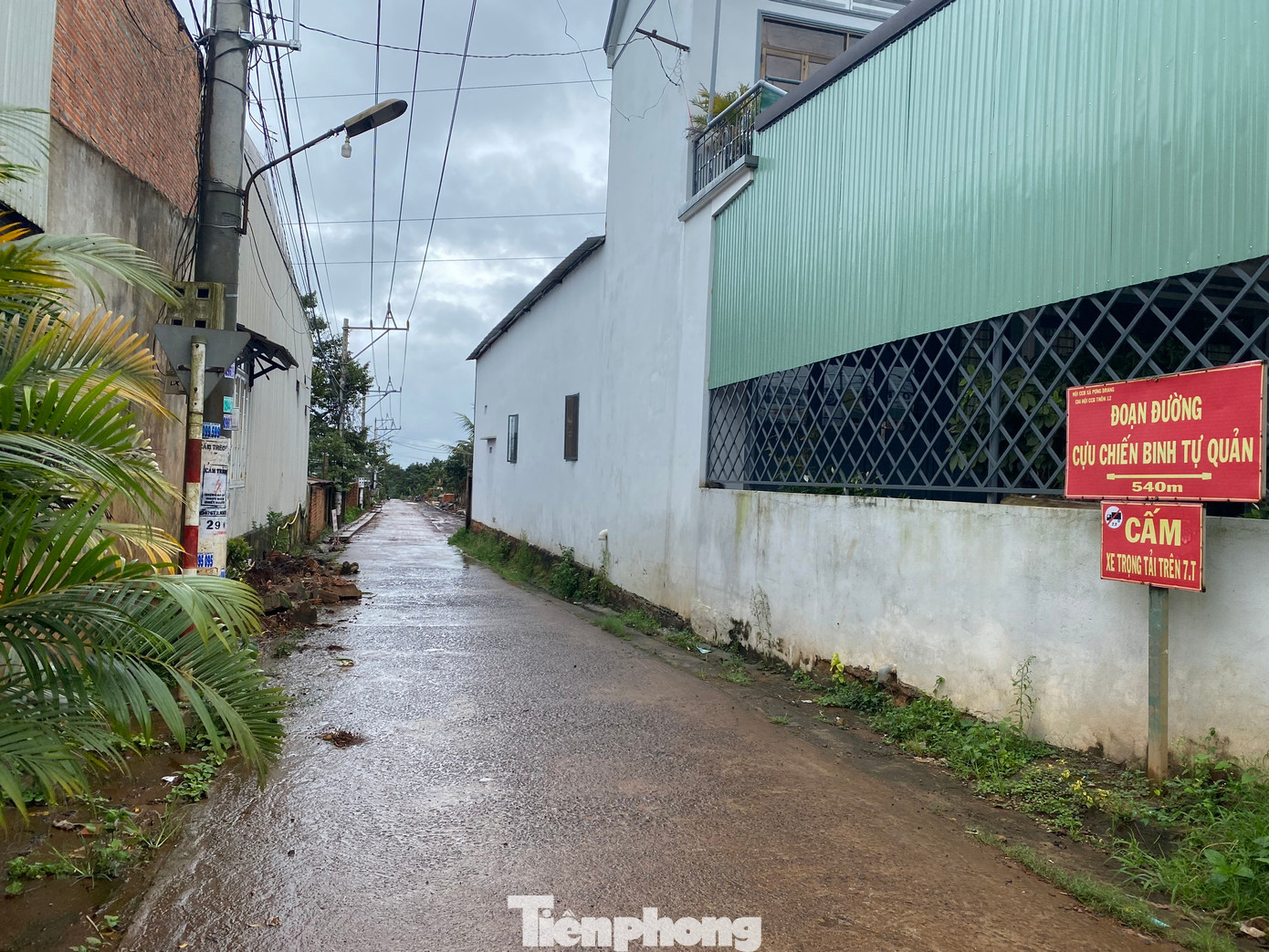 Một đoạn đầu tuyến đường TDP 11 chưa có dấu hiệu hư hỏng, xuống cấp nhưng UBND huyện cho rằng tuyến đường này bong tróc, nứt gãy, đi lại khó khăn Một đoạn đầu tuyến đường TDP 11 chưa có dấu hiệu hư hỏng, xuống cấp nhưng UBND huyện cho rằng tuyến đường này bong tróc, nứt gãy, đi lại khó khăn