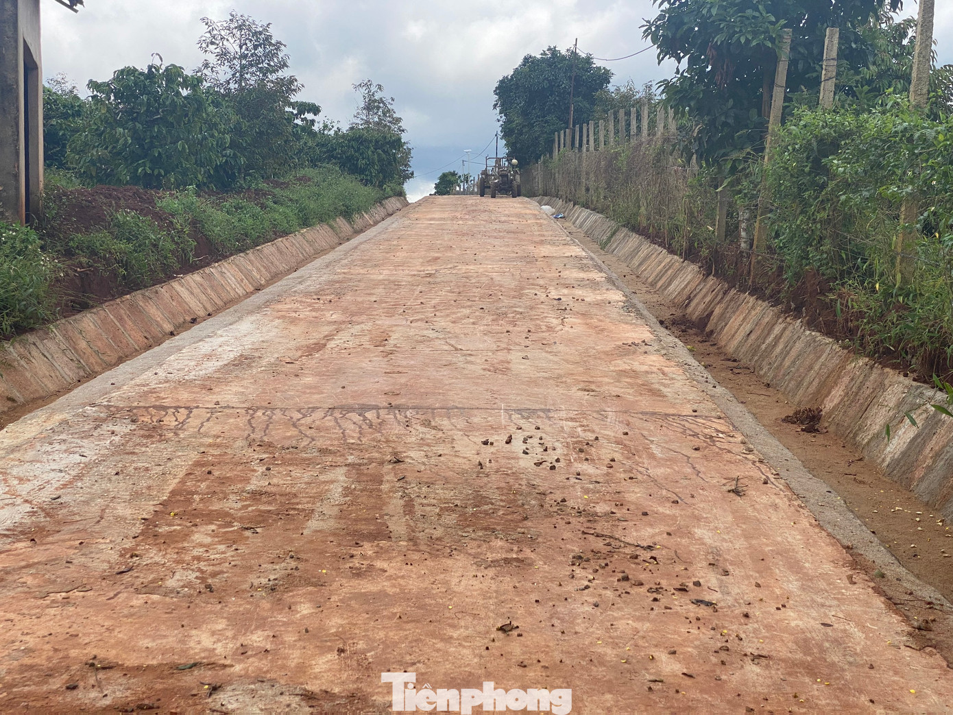 Tuyến đường từ Quốc lộ 14 đến TDP 15 được đổ bê tông kiên cố Tuyến đường từ Quốc lộ 14 đến TDP 15 được đổ bê tông kiên cố