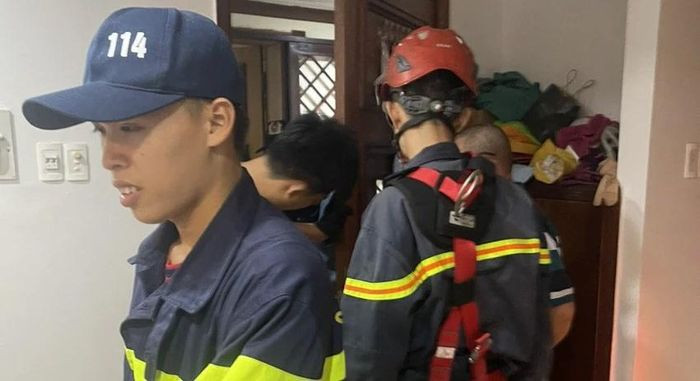 Cảnh sát PCCC&CNCH triển khai phương án cứu bé gái 2 tuổi Cảnh sát PCCC&CNCH triển khai phương án cứu bé gái 2 tuổi