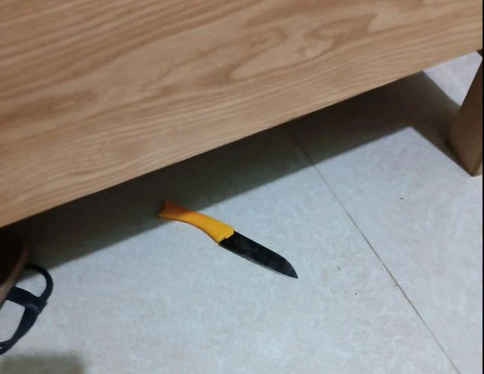 Con dao được cơ quan chức năng phát hiện tại nơi nữ sinh tử vong Con dao được cơ quan chức năng phát hiện tại nơi nữ sinh tử vong