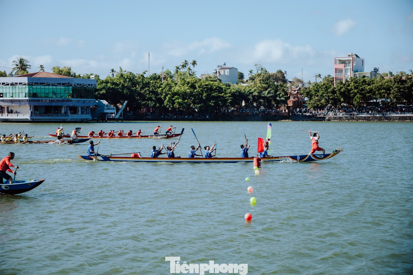 Các thành viên đội 8, thôn 1 (xã Bình Hòa) ăn mừng khi về nhất vòng loại