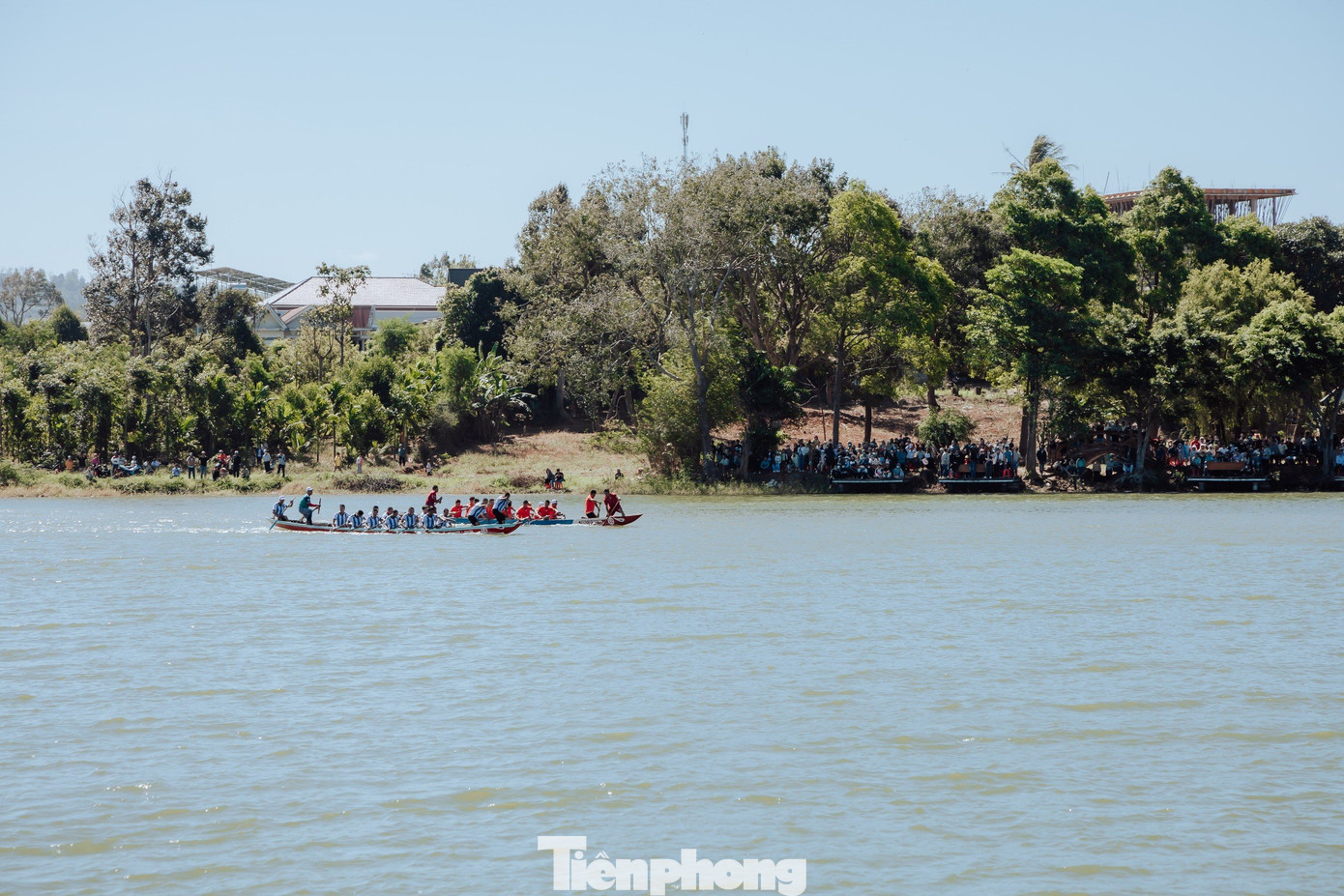 Một lãnh đạo UBND huyện Krông Ana cho biết, các thành viên đội đua, cùng với người nhà của các vận động viên lớn tiếng phản đối, phản ứng kết quả của tổ trọng tài. Dù lực lượng chức năng đã hết lời khuyên ngăn, nhưng không được. Hiện ban tổ chức Giải đua thuyền nam truyền thống huyện Krông Ana đã thống nhất tạm dừng giải, sẽ tiến hành họp bàn và tổ chức, trao giải sau.