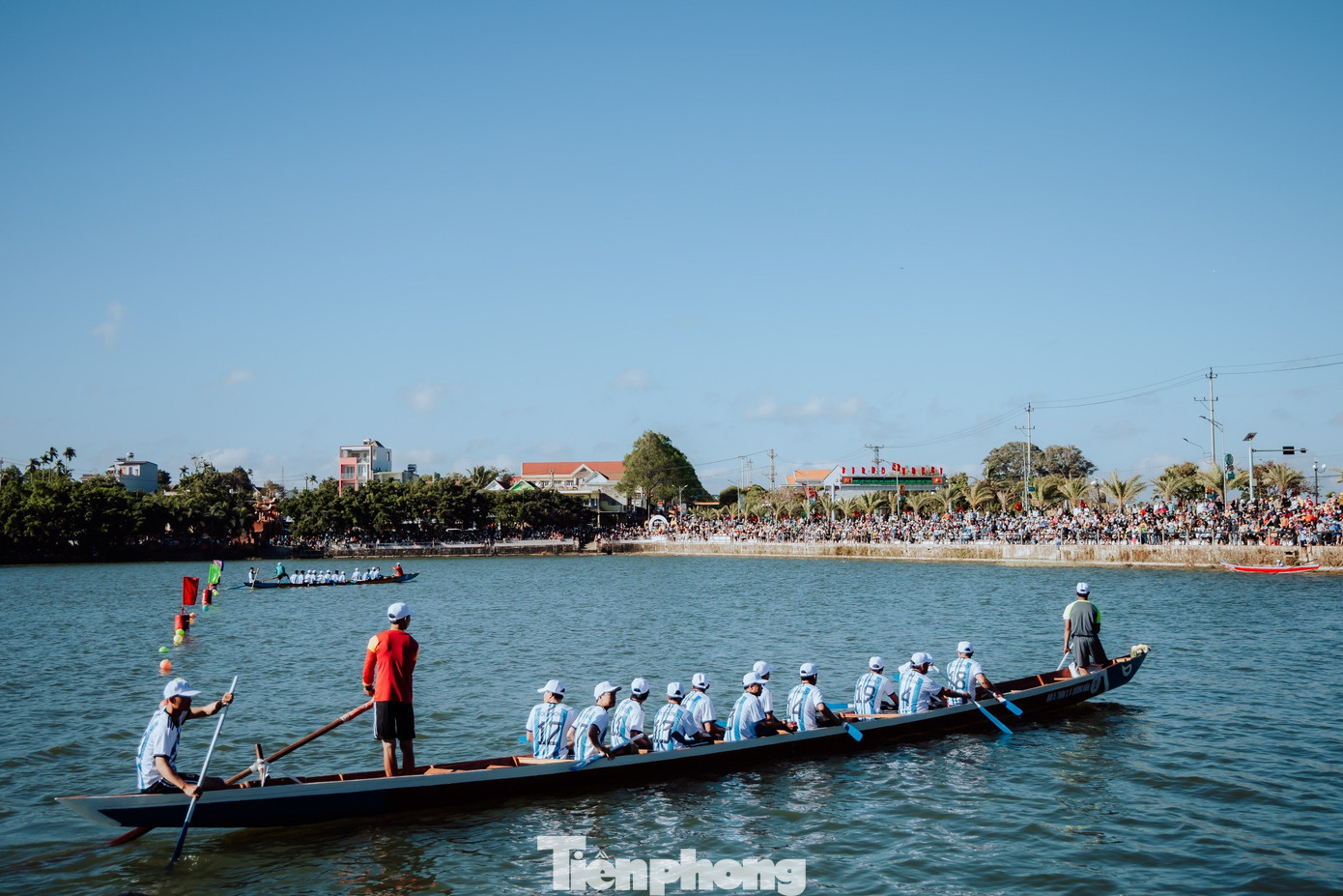 Trên mỗi thuyền có 15 tay chèo, thi đấu trên các làn đua với độ dài đường đua khoảng 1000m.