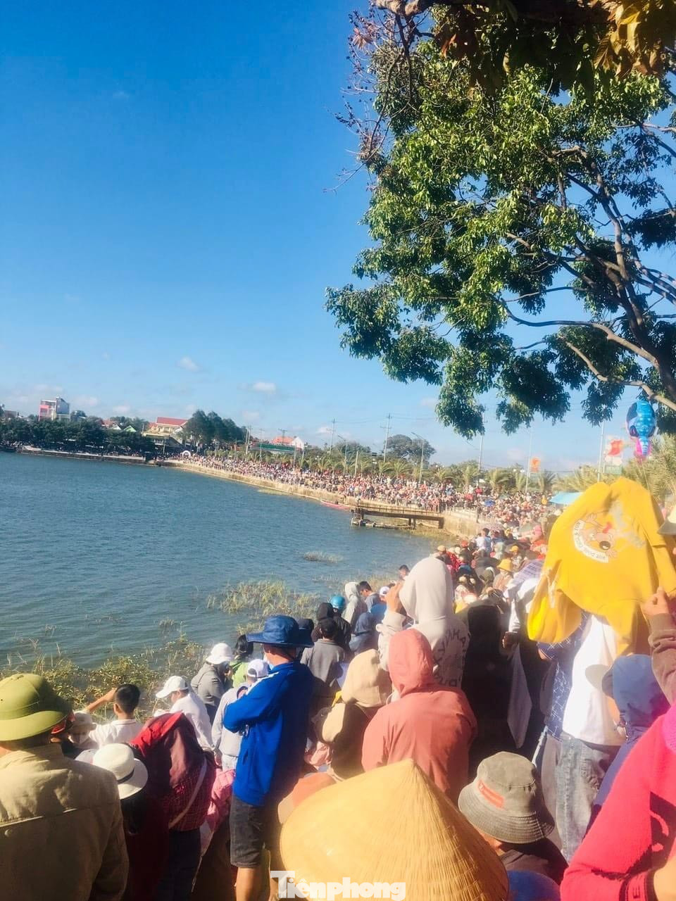 Không khí cổ vũ náo nhiệt khu vực Hồ Sen