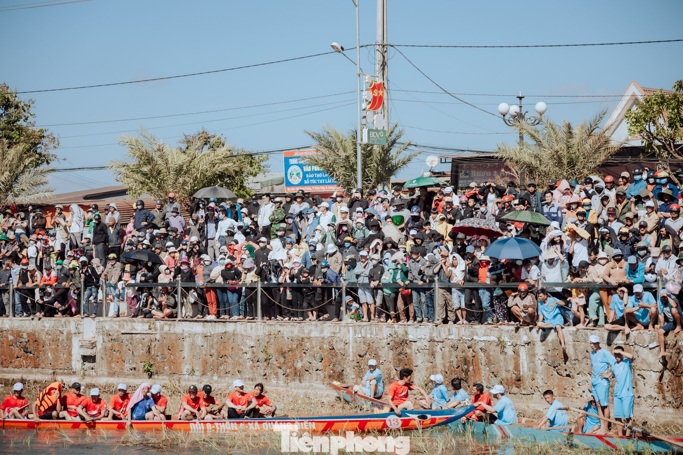 Tham gia giải năm nay có 320 tay chèo của 16 thuyền đua đến từ xã Bình Hòa và xã Quảng Điền.