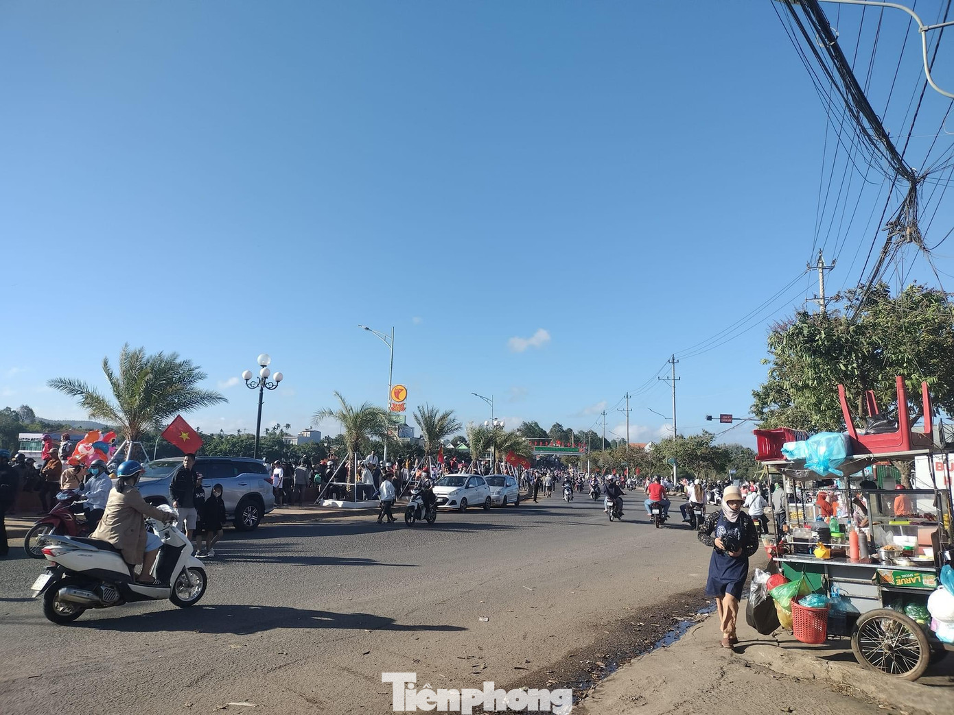 Từ 7 giờ sáng, rất đông người dân và du khách đổ về Hồ Sen (thị trấn Buôn Trấp) để theo dõi, cổ vũ các đội đua.