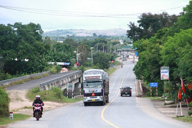 Cầu 110 mới (trái), bên cạnh cầu 110 cũ đã xuống cấp. Ảnh: Khả Hưng