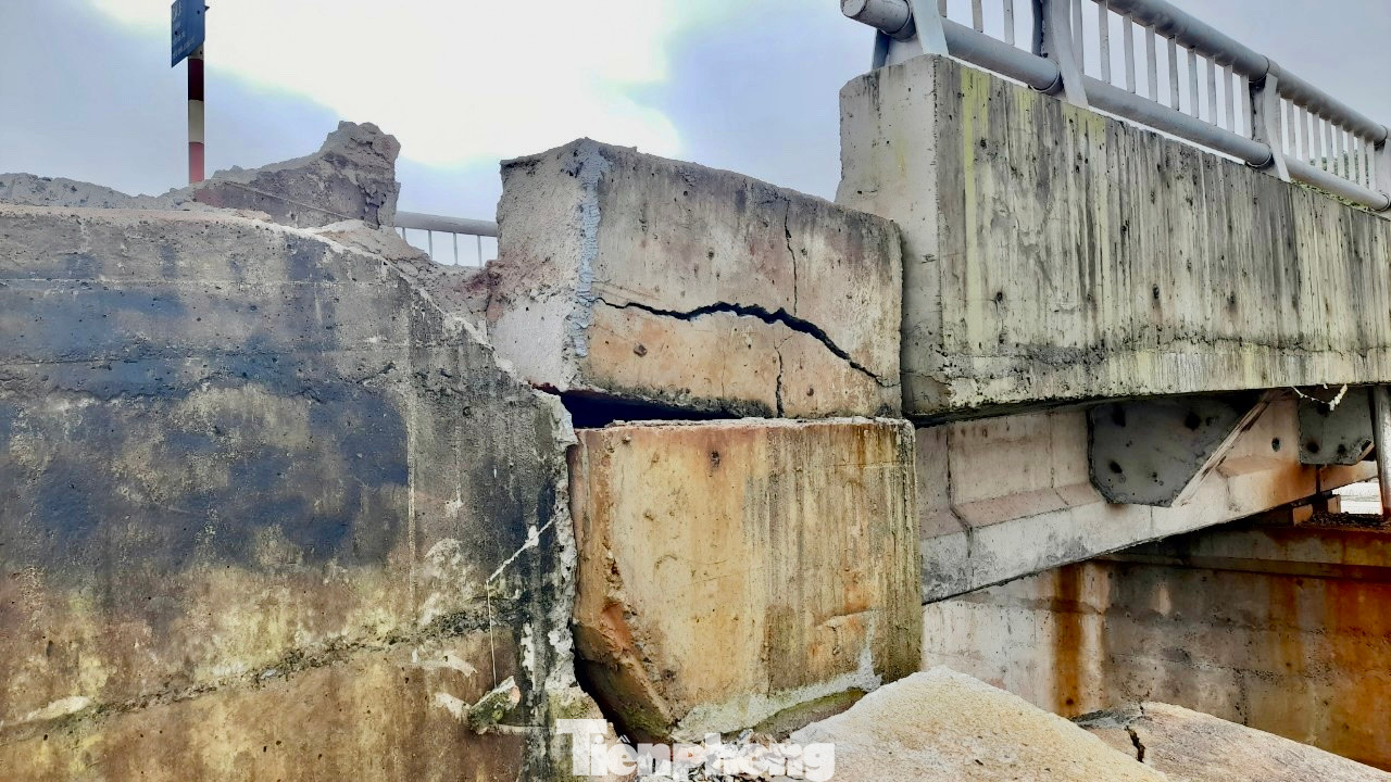 Phần thân đập bị xô, đứt gãy từng mảng bê tông.