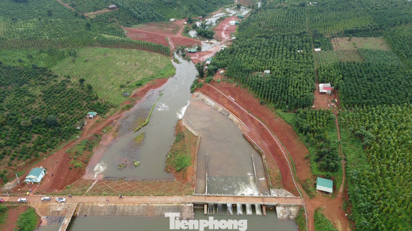 Hồ chứa nước Đắk N’ting là công trình thủy lợi cấp III, có tổng vốn đầu tư gần 138 tỷ đồng. Công trình mới hoàn thành, đang chờ nghiệm thu, bàn giao theo quy định. Chiều cùng ngày, đoàn công tác của Bộ NN&PTNT cùng cơ quan chức năng tỉnh Đắk Nông, nhà thầu kiểm tra khu vực hồ chứa nước Đắk N'ting.