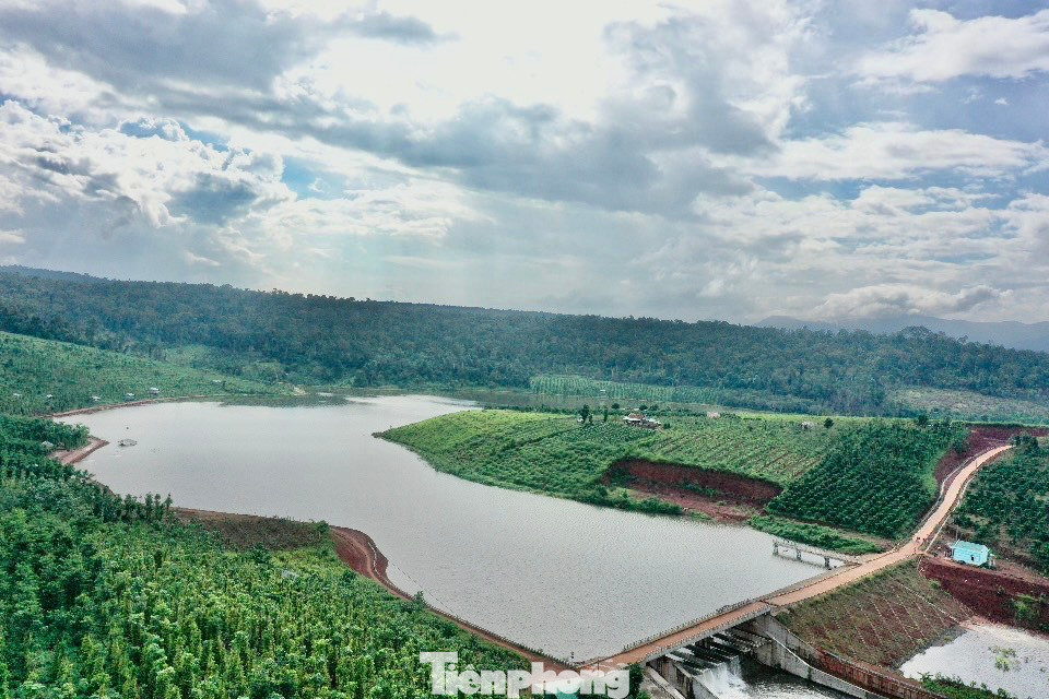 Hồ chứa nước Đắk N’Ting có sức chứa 1,2 triệu m3 nước. Hiện nay, hồ đang bị nứt thân đập, nhiều vị trí trên cầu qua tràn bằng bê tông bị xô lệch, nứt gãy.