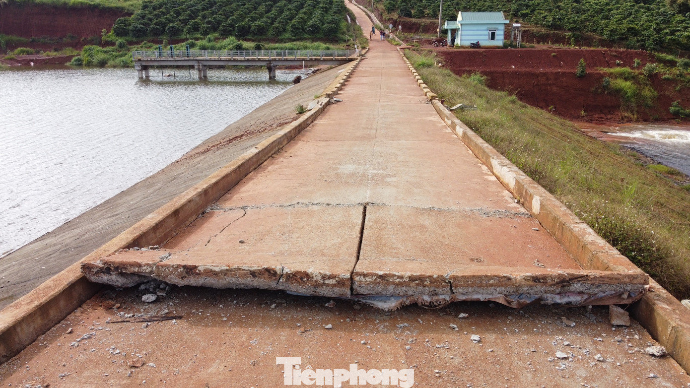 Các vết nứt đường trên bờ đập thủy lợi Đắk N'ting nứt toác, xô lệch.