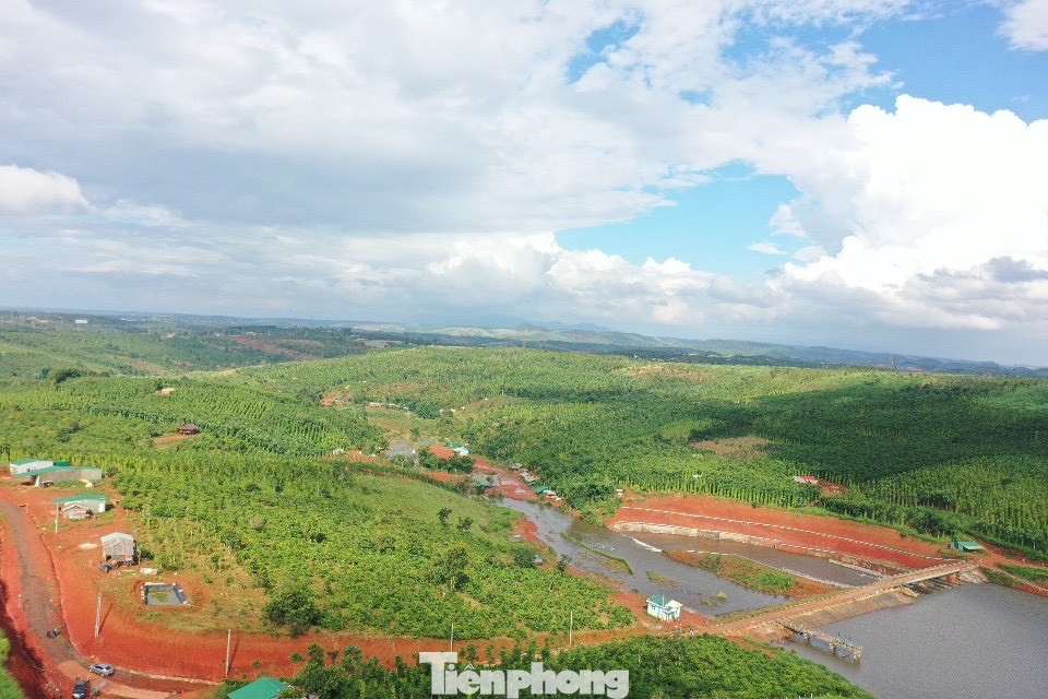 Ông Trần Nam Thuần, Chủ tịch UBND huyện Đắk G'long cho biết, huyện đã di dời khẩn cấp 34 hộ dân hộ dân ra khỏi vùng có nguy cơ sạt lở tại hạ du công trình.