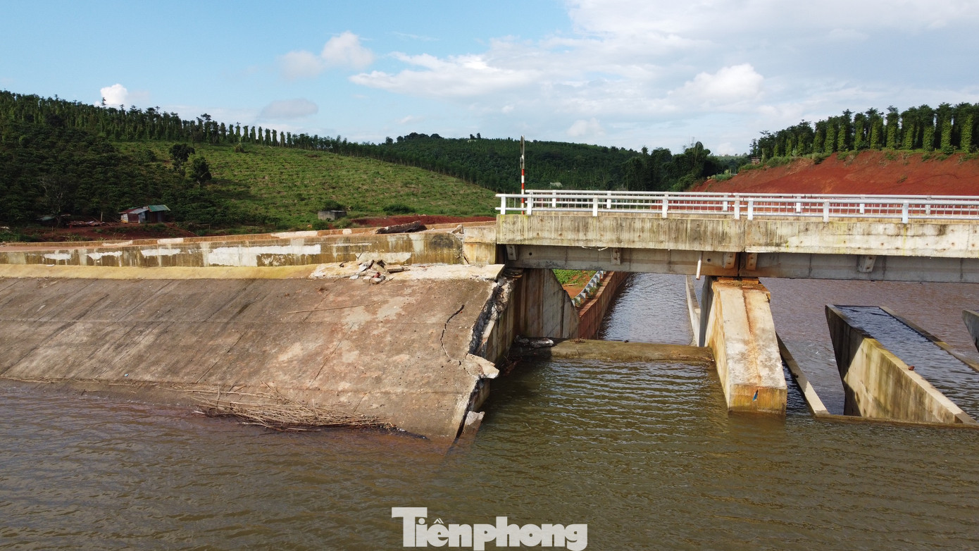 Ông Lê Đình Tuấn, Chủ tịch UBND xã Quảng Sơn cho rằng, phía chân đập có nhiều vị trí đã bị xê dịch. Ngoài ra, tại khu vực rẫy của người dân xuất hiện nhiều vết nứt, có lượng nước lớn chảy từ trong lòng đất đi ra hướng hồ thủy lợi.