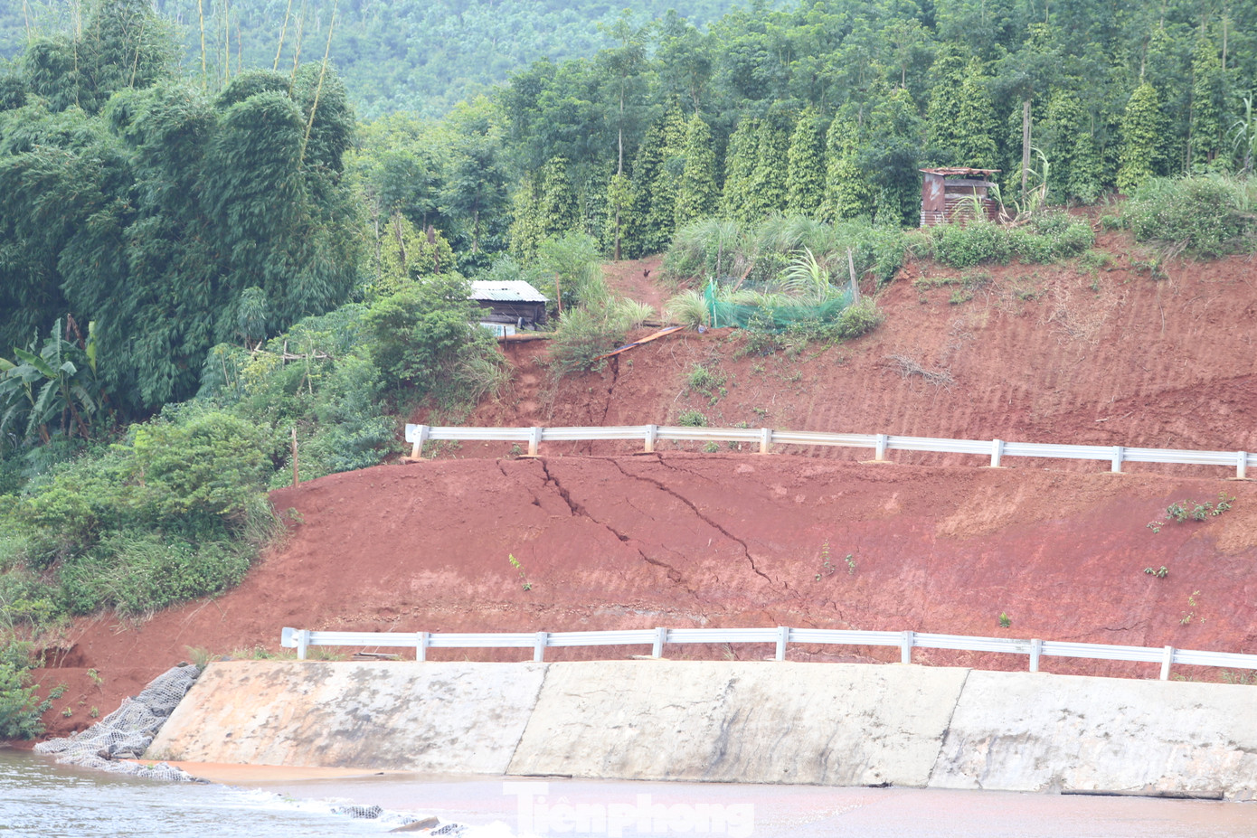 Bờ ta luy hạ du hồ chứa nước Đắk N'Ting bị nứt toác