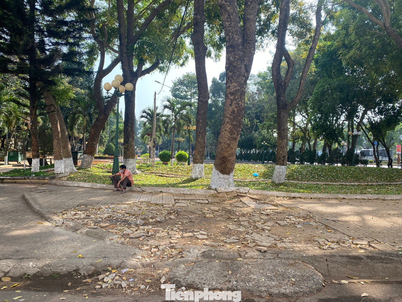 Vỉa hè nhiều nơi ở thủ phủ cà phê bị xuống cấp, hư hỏng ảnh 2