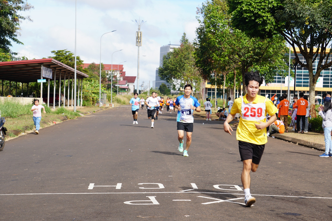 Đại diện Trường Đại học Luật Hà Nội Phân hiệu tại tỉnh Đắk Lắk cho biết, Giải Việt dã được nhà trường duy trì tổ chức hàng năm với mong muốn góp phần nâng cao nhận thức của cán bộ, công chức, viên chức, người lao động, học sinh, sinh viên trên địa bàn tỉnh về rèn luyện sức khỏe và bảo vệ môi trường.