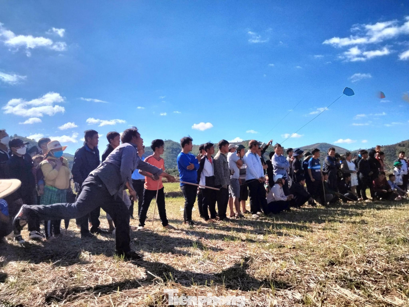 Ném Còn là môn thể thao luôn thu hút đông đảo nam nữ thanh niên tham gia.